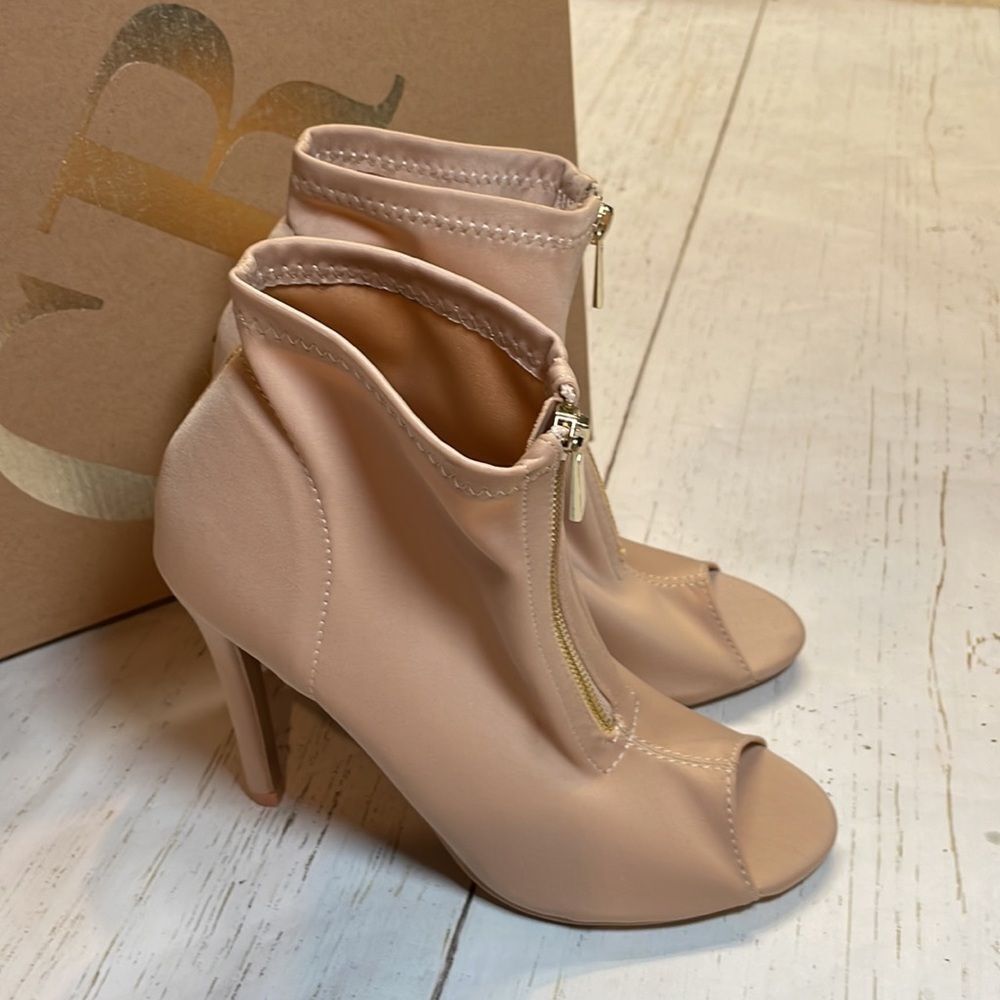 Charlotte Russe Nude Peep Toe Ankle Booties Front Zip Heels Size 8 - Picture 3 of 8